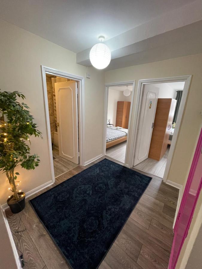 Enormous Family Flat Londres