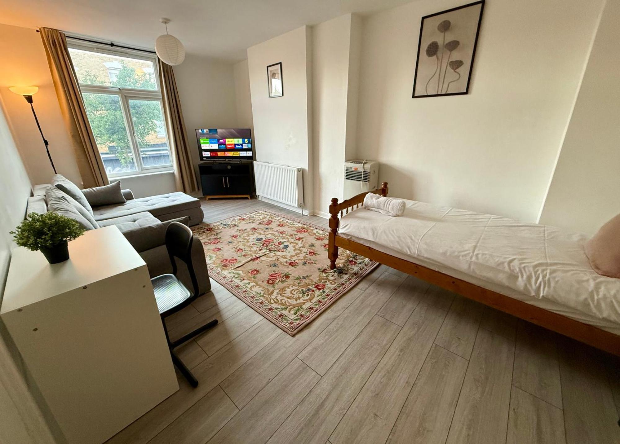 Enormous Family Flat Londres